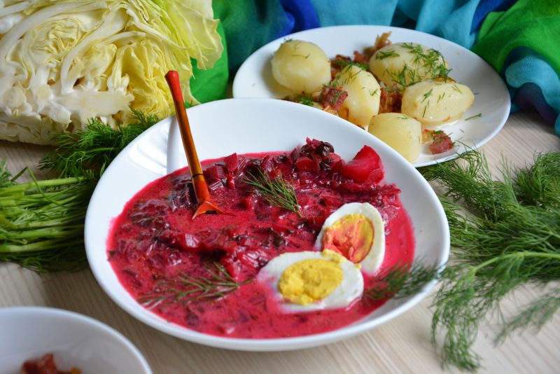 Botwinka z zasmażaną młodą kapustą i jajkiem