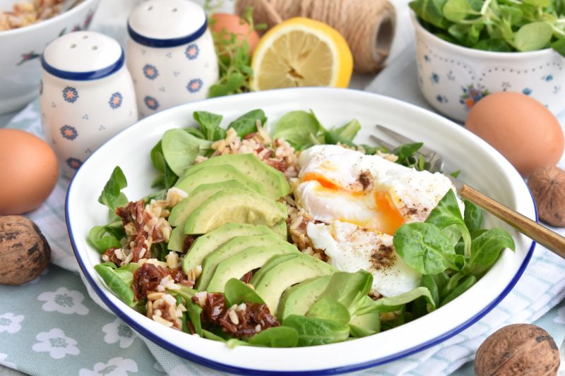 Bowl z roszponką, ziarnami i jajkiem w koszulce Bowl z roszponką, ziarnami i jajkiem w koszulce