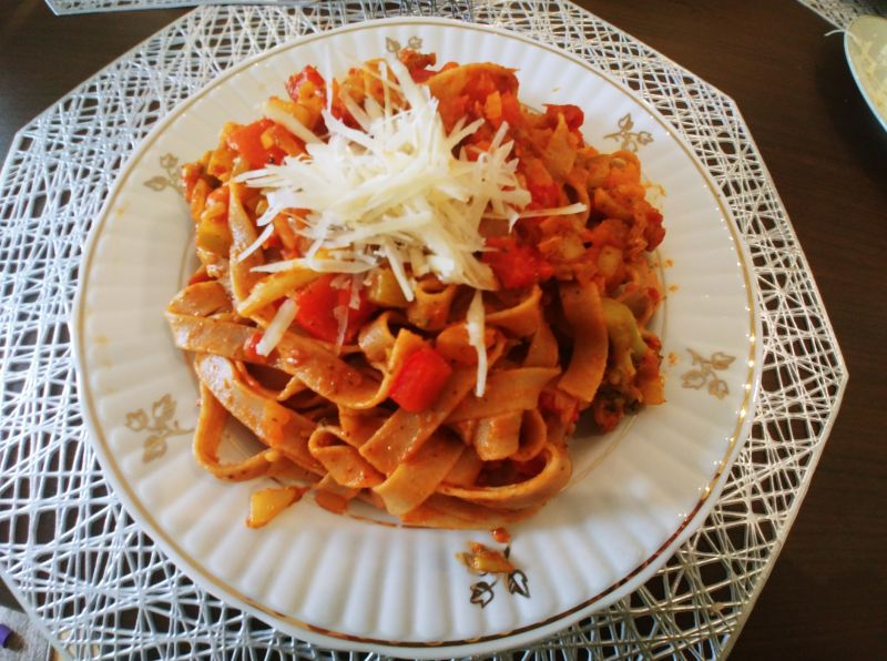 Brązowe tagliatelle z sosem warzywnym Brązowe tagliatelle z sosem warzywnym