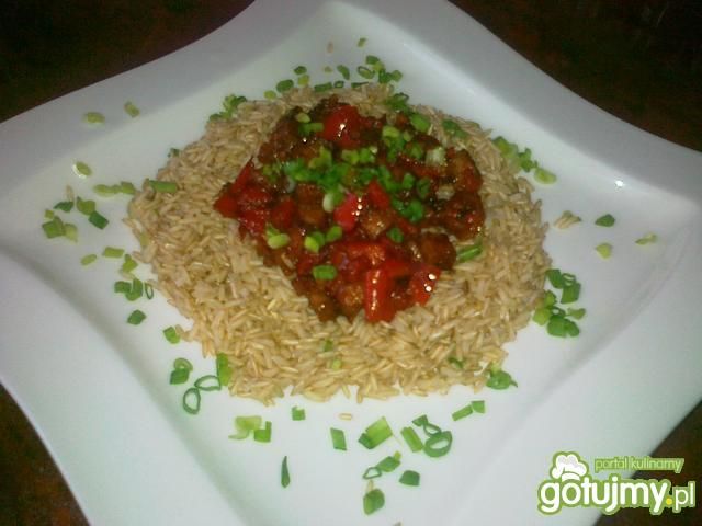 Brązowy ryż z pikantną potrawką. Brązowy ryż z pikantną potrawką.