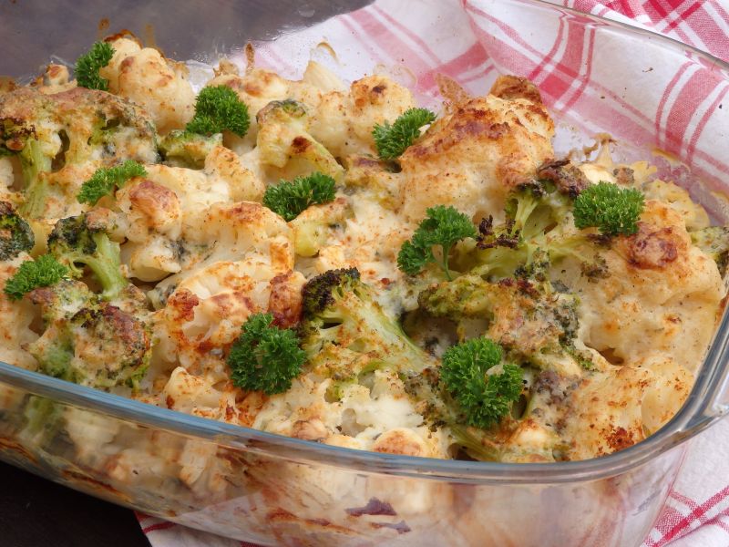 Brokuł i kalafior pod beszamelem i serem pleśniowy