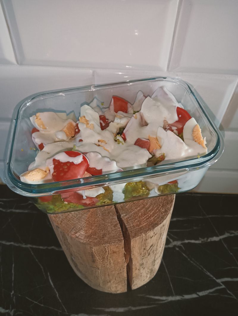 Brokuł, jajko i pomidor z sosem chrzanowym