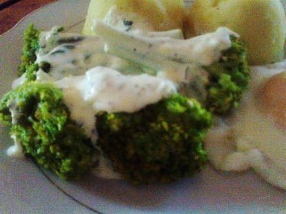 Brokuł pod czosnkowo ziołową pierzynką