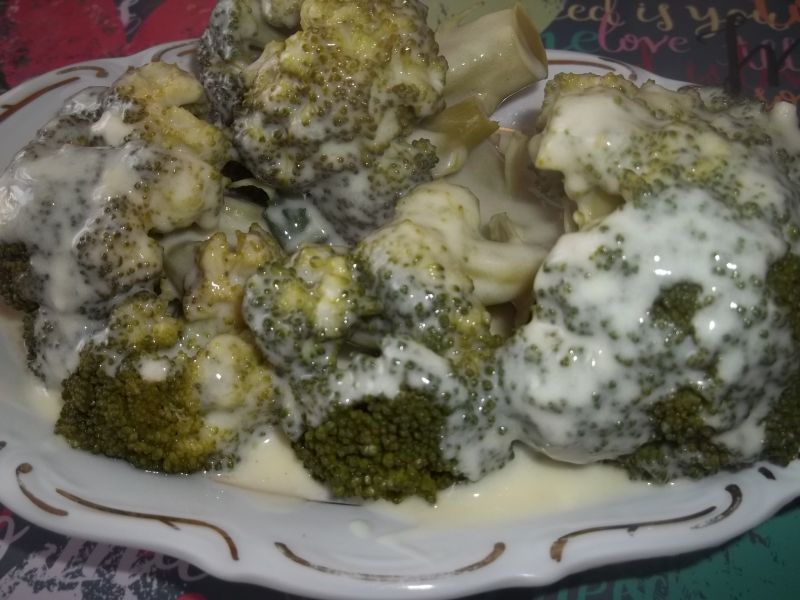 Brokuł polany sosem serowym