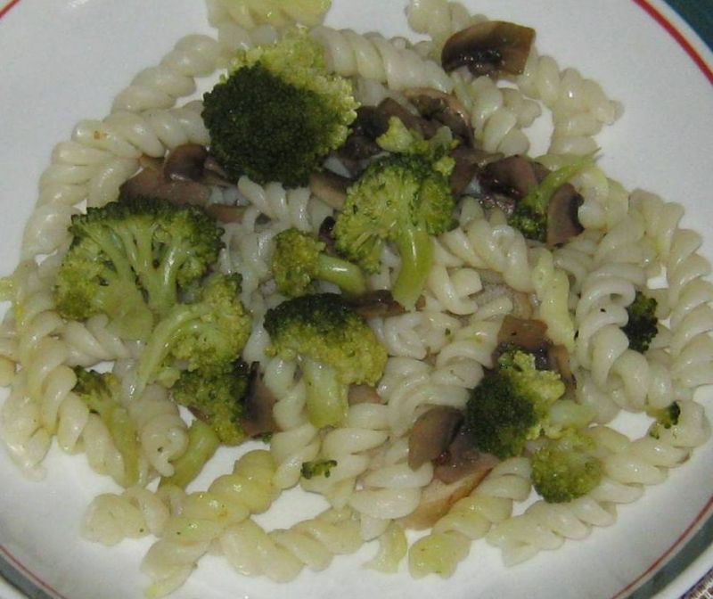 Brokuł z makaronem Brokuł z makaronem