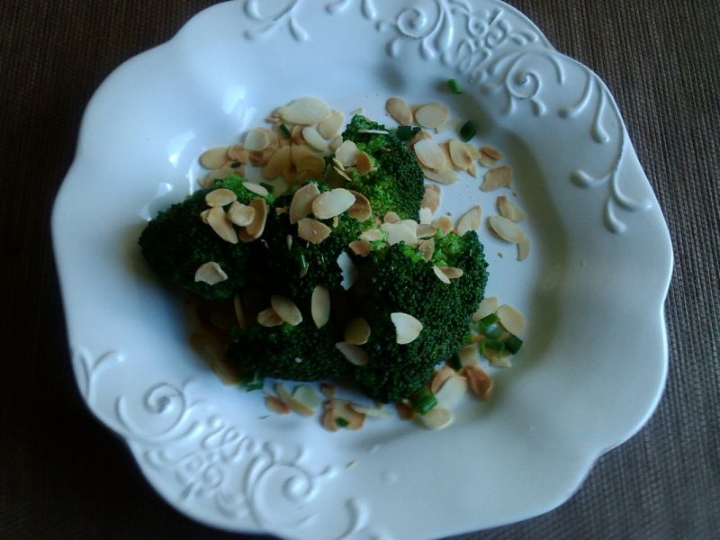 Brokuł z wody z prażonymi migdałami Brokuł z wody z prażonymi migdałami