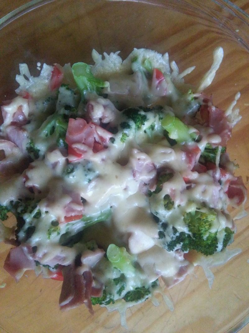 Brokuł zapiekany z szynką i papryką