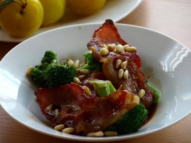 Brokulowa salatka z boczkiem