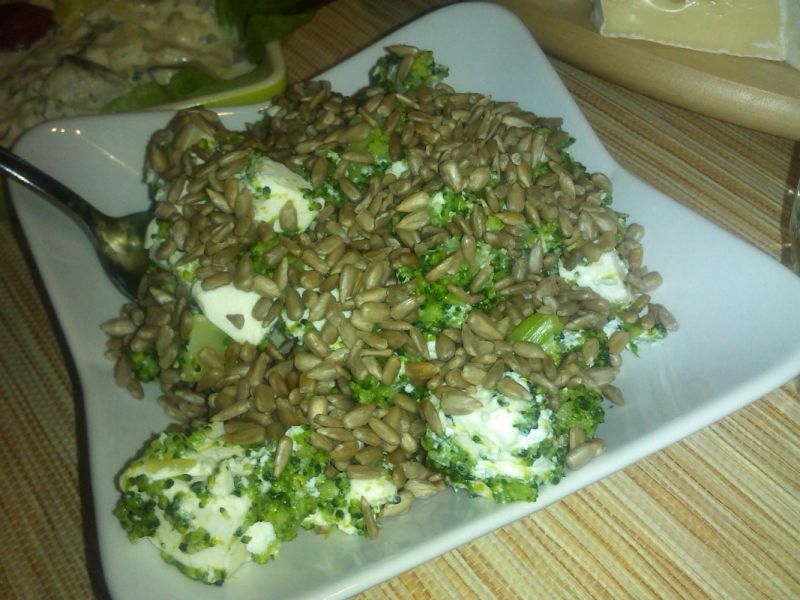 Brokułowa sałatka z fetą i słonecznikiem 