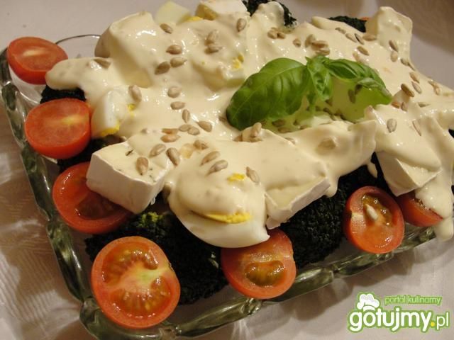 Brokułowa sałatka z jajkiem.