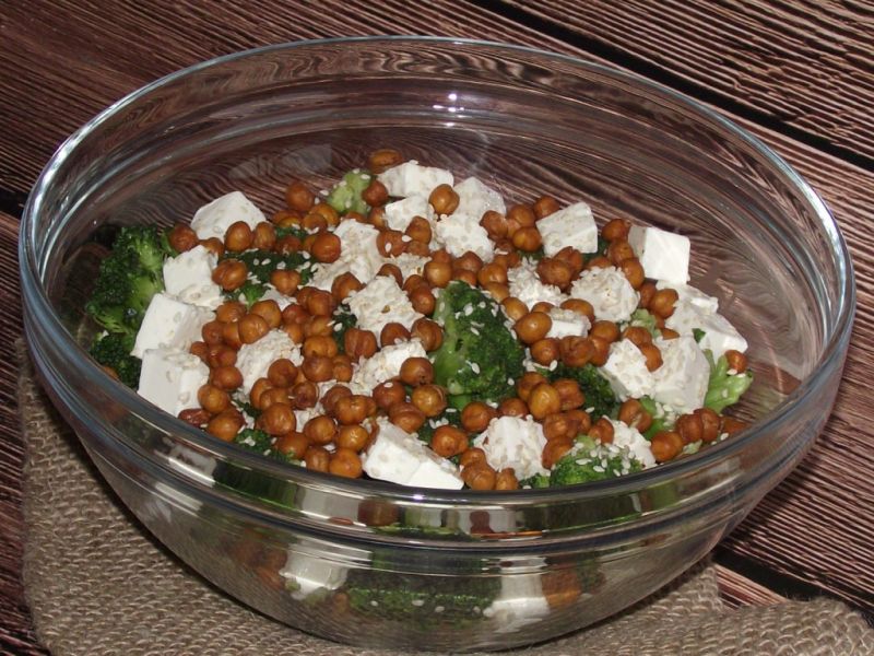 Brokułowa sałatka z pieczoną ciecierzycą i sezamem