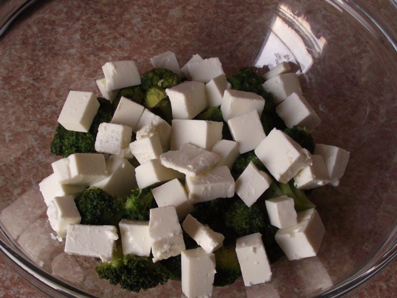 Brokułowa sałatka z pieczoną ciecierzycą i sezamem