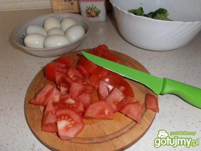 Brokułowa sałatka z pomidorami