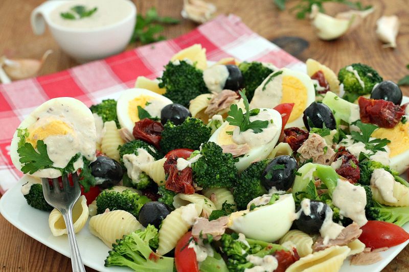 Brokułowa sałatka z tuńczykiem