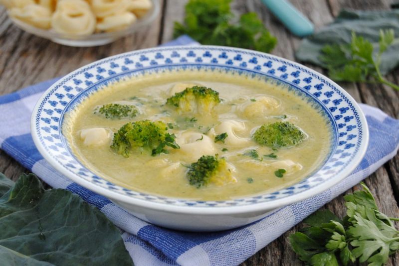 Brokułowa z tortellini