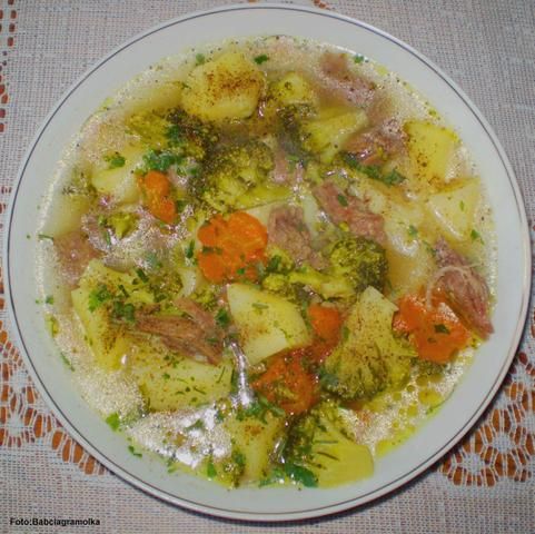 Brokułowa z ziemniakami na rosole :