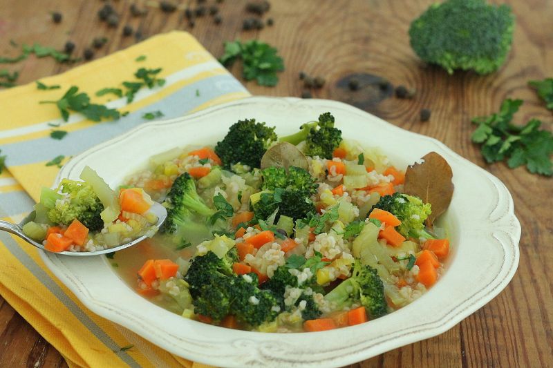 Brokułowa zupa z orkiszem