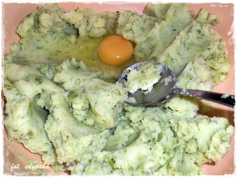Brokułowe kopytka z masłem i parmezanem