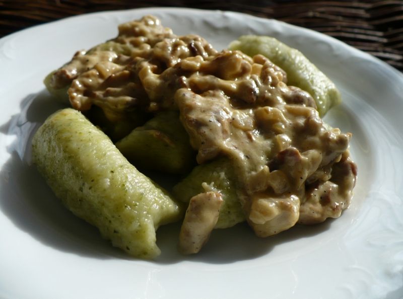 Brokułowe kopytka z sosem kurkowym