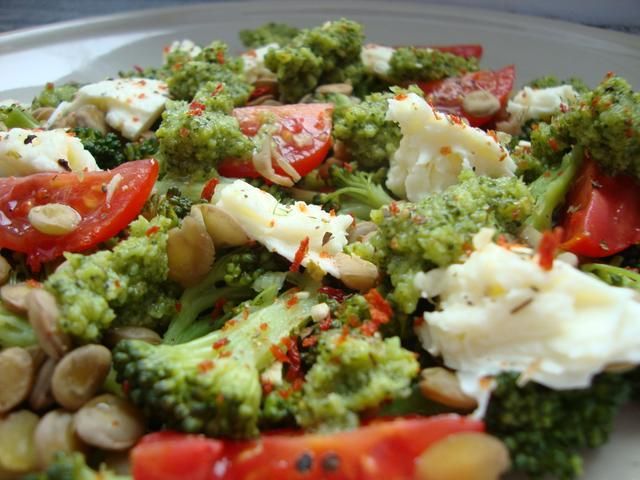 Brokułowe pesto na sałatce z zielonej so