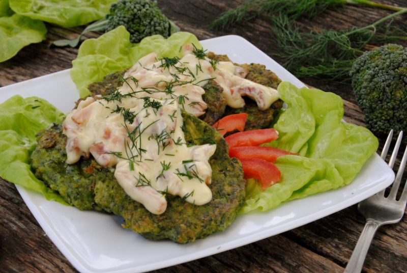 Brokułowe placuszki z sosem na boczku Brokułowe placuszki z sosem na boczku