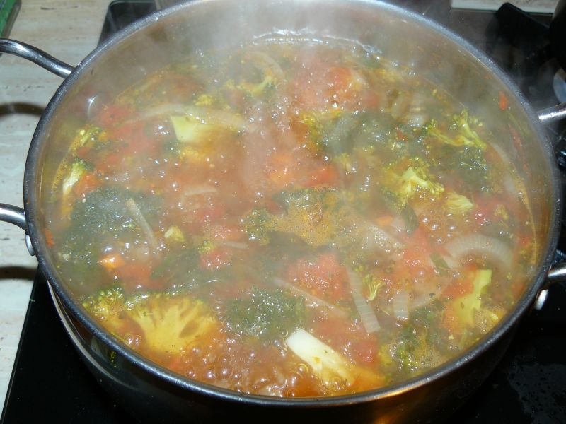 Brokułowo- pomidorowa zupa z kaszą gryczaną