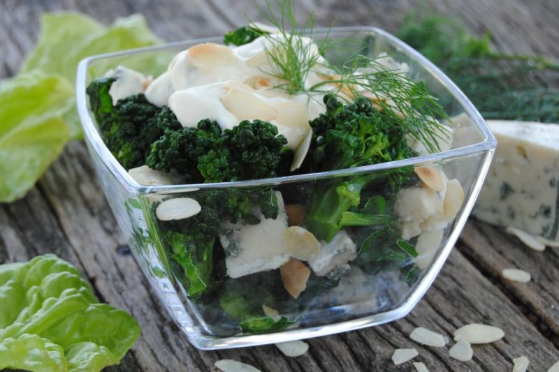Brokułowo -serowa sałatka