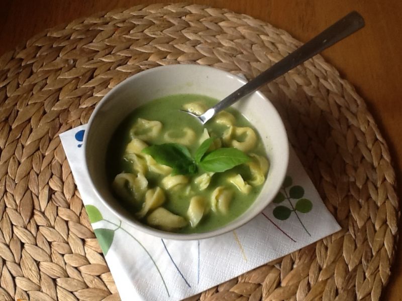 Brokułowo-szpinakowa z tortellini