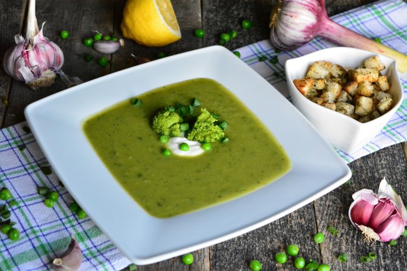 Brokułowy krem z zielonym groszkiem i szczypiorkie