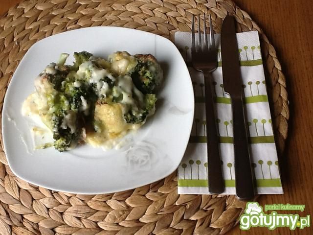 Brokuły w beszamelu zapiekane z serem