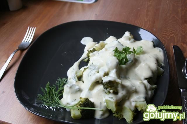 Brokuły w sosie jogurtowo-serowym