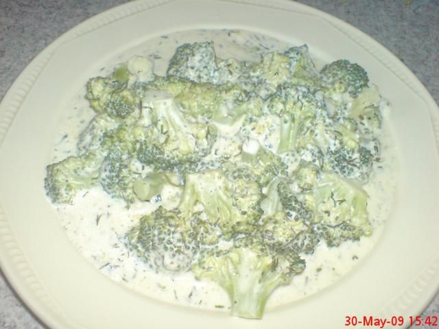 Brokuły w sosie smietanowo-czosnkowym.