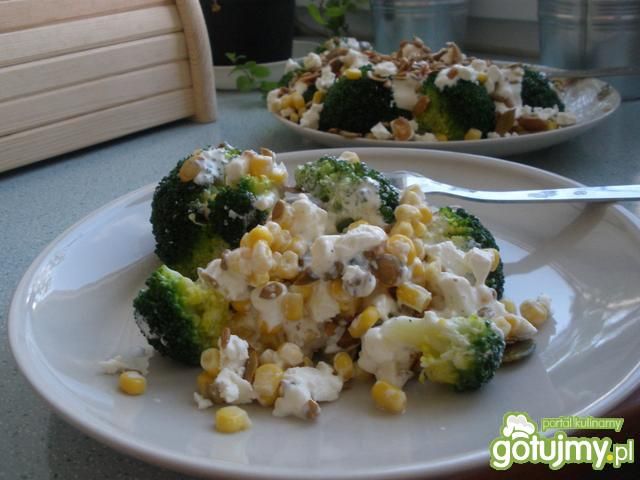 Brokuły z fetą i prażonymi ziarnami