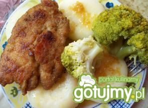 Brokuły z kotletem czosnkowym i kluskamm