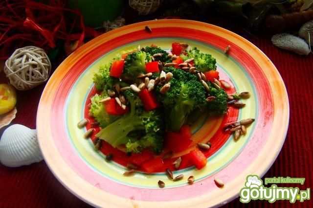 Brokuły z masełkiem i słonecznikiem  Brokuły z masełkiem i słonecznikiem