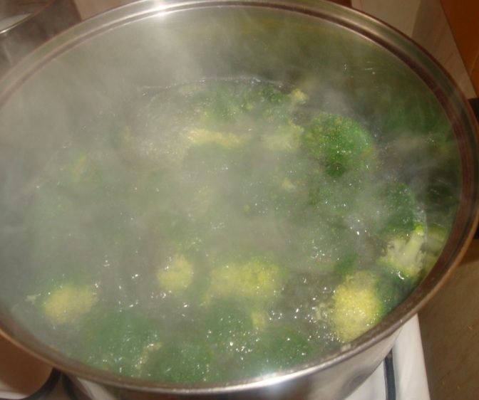Brokuły z sosem czosnkowo-koperkowym