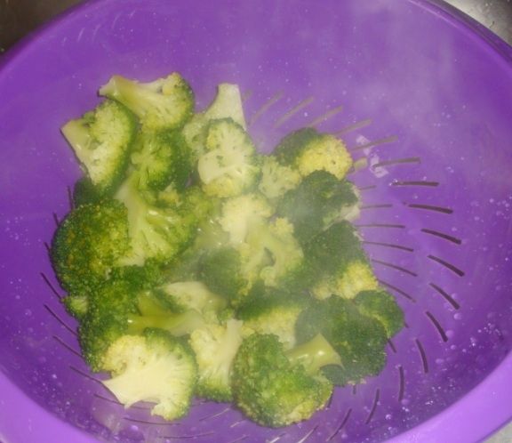 Brokuły z sosem czosnkowo-koperkowym