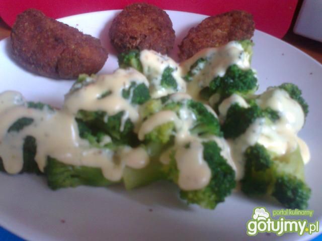 Brokuły z sosem serowym - dwa smaki  Brokuły z sosem serowym - dwa smaki