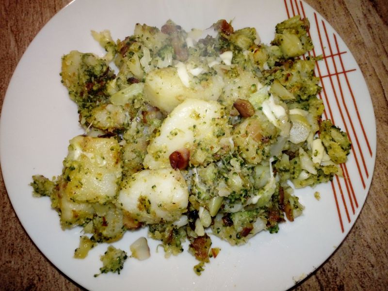 Brokuly z ziemniakami i cebulą