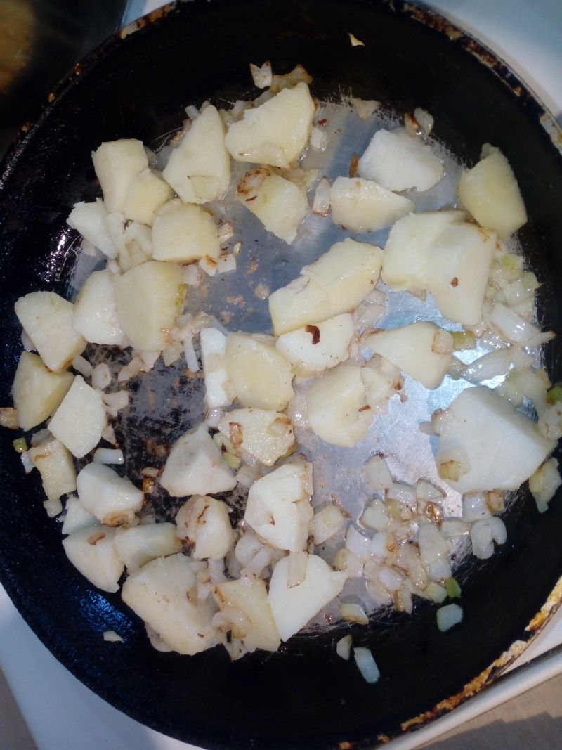 Brokuly z ziemniakami i cebulą