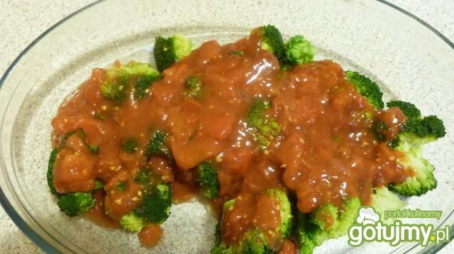 Brokuły zapiekane z pomidorami i fetą