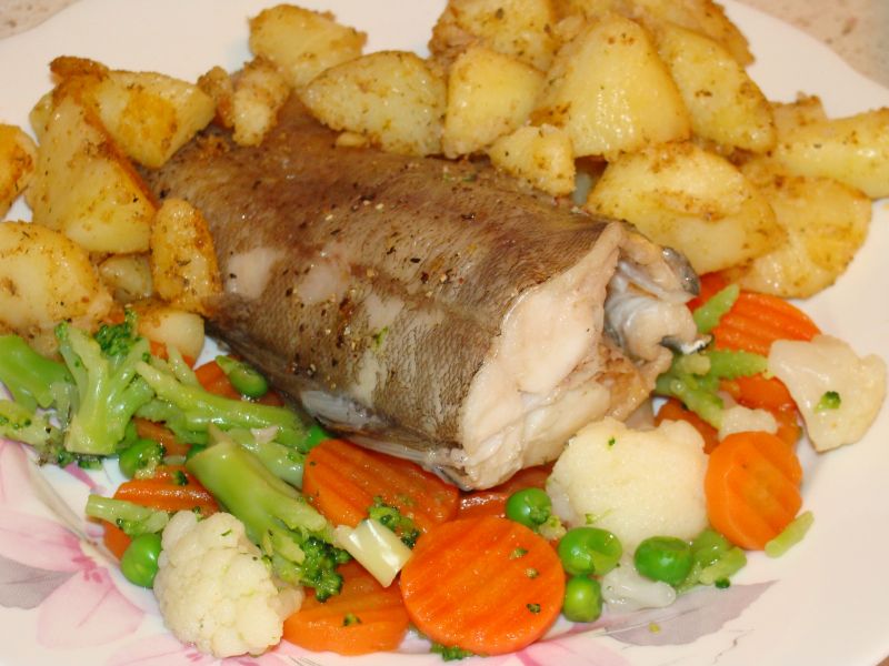 Brotula pieczona w soli morskiej z warzywami Brotula pieczona w soli morskiej z warzywami