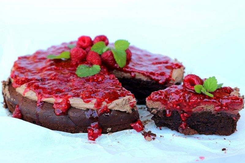 Brownie z czekoladowym ganachem  i sosem malinowy