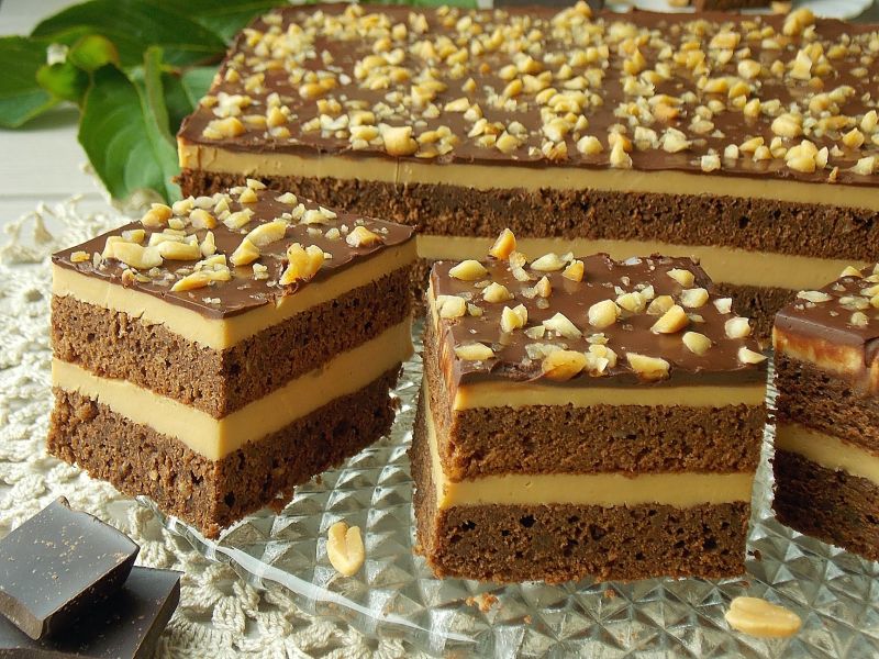 Brownie z kajmakowym sernikiem i masłem orzechowym