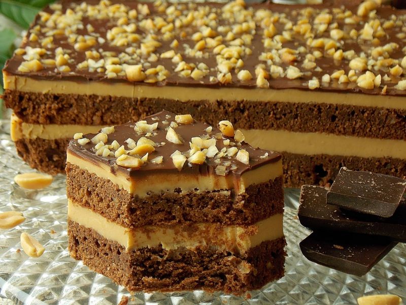 Brownie z kajmakowym sernikiem i masłem orzechowym