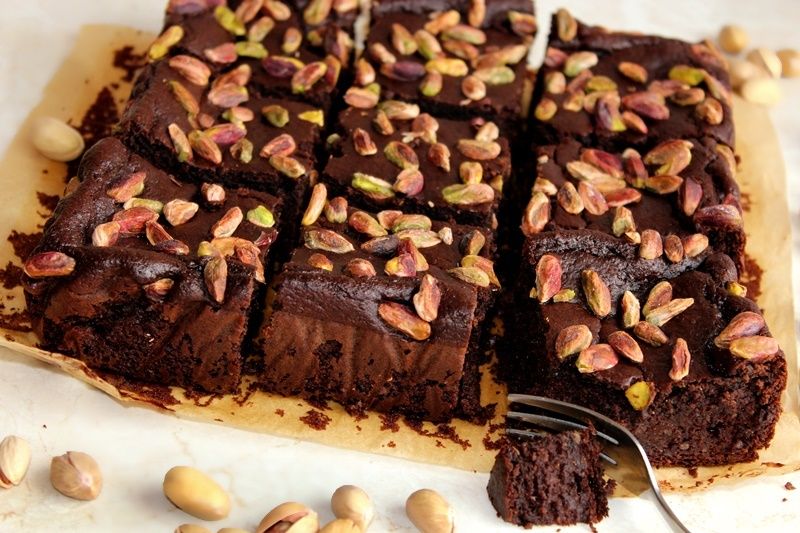 Brownie z kaszy jaglanej z solonymi pistacjami