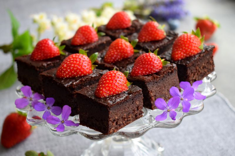 Brownie z kaszy jaglanej z truskawkami