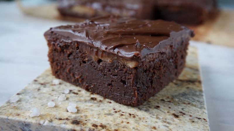 Brownie z solonym karmelem