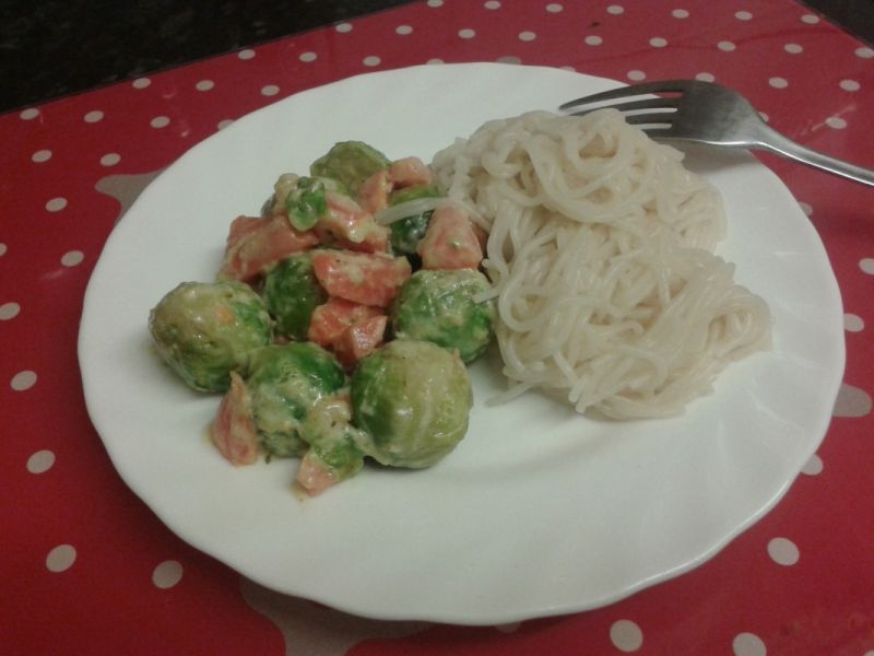 Brukselka w śmietanie z makaronem