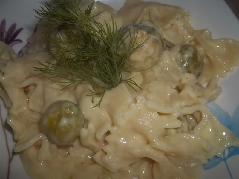 Brukselka w sosie serowym z makaronem